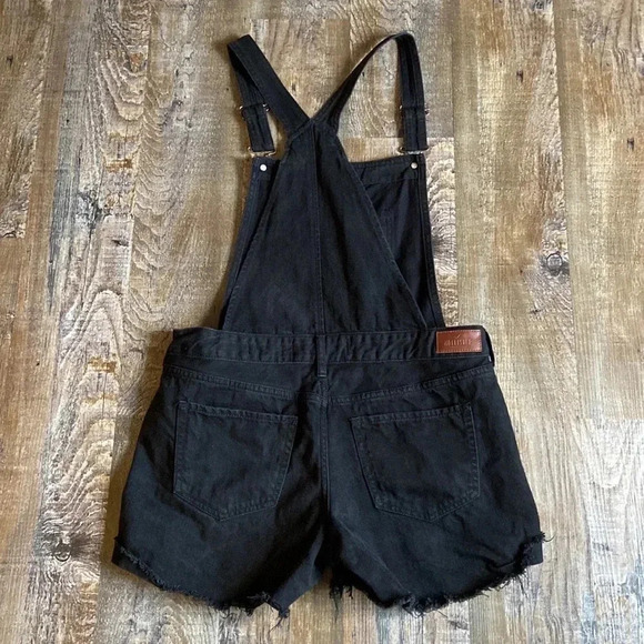Hollister | Low -Rise Short Jean Overalls - Picture 2 of 7